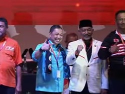 Foto Bersama, Anis Matta Pose Jempol Telunjuk dan Syaikhu Salam Komando