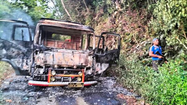 Penampakan 3 Mobil Polisi Dibakar KKB di Kepulauan Yapen Papua
