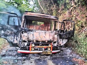 Penampakan 3 Mobil Polisi Dibakar KKB di Kepulauan Yapen Papua