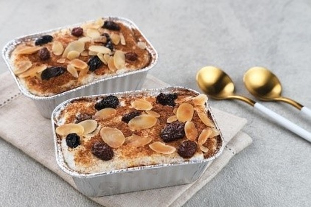 Kue tradisional khas Indonesia berbahan dasar kelapa dan kayu manis