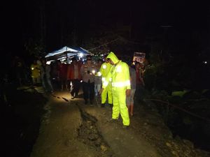 Diterjang Longsor, Jalan Antar Kabupaten di Nias Putus Total