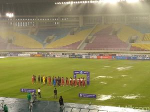 Laga Persikabo 1973 Vs Arema FC di Solo Diwarnai Hujan Deras Laga Persikabo 1973 Vs Arema FC di Solo Diwarnai Hujan Deras
