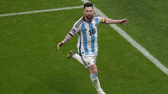 Argentinas Lionel Messi celebrates scoring his sides opening goal from the penalty spot during the World Cup semifinal soccer match between Argentina and Croatia at the Lusail Stadium in Lusail, Qatar, Tuesday, Dec. 13, 2022. (AP Photo/Thanassis Stavrakis)
