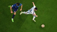 Aksi itu berakhir dengan Messi lolos dari penjagaan Gvardiol. Sebab Messi masihlah Messi, yang membuat pemain-pemain terbaik kadang menjadi terlihat biasa saja. (Foto: Getty Images/Dan Mullan)