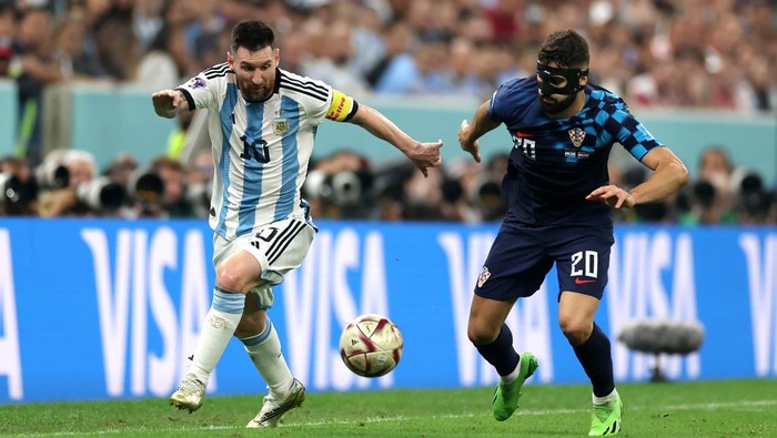 LUSAIL CITY, QATAR - DECEMBER 13: Lionel Messi of Argentina battles for possession with Josko Gvardiol of Croatia during the FIFA World Cup Qatar 2022 semi final match between Argentina and Croatia at Lusail Stadium on December 13, 2022 in Lusail City, Qatar. (Photo by Lars Baron/Getty Images)