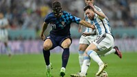 Lionel Messi tampil gemilang kala Argentina menyingkirkan Kroasia di semifinal Piala Dunia 2022 di Lusail Stadium, Rabu (14/12). Ia mencetak gol pertama Argentina, lalu bikin assist untuk gol ketiga. (Foto: AFP via Getty Images/JUAN MABROMATA)
