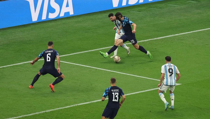 LUSAIL CITY, QATAR - DECEMBER 13: Lionel Messi of Argentina threads a pass beyond the challenge of Josko Gvardiol of Croatia to set up team mate Julian Alvarez of Argentina with his second goal to give the sdie a 3-0 lead during the FIFA World Cup Qatar 2022 semi final match between Argentina and Croatia at Lusail Stadium on December 13, 2022 in Lusail City, Qatar. (Photo by Youssef Loulidi/Fantasista/Getty Images)