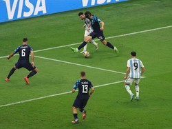 Inilah momen saat Messi melepaskan operan yang kemudian diselesaikan oleh Julian Alvarez. Gol yang memastikan Argentina menang 3-0 dan ke final Piala Dunia 2022. (Foto: Getty Images/Fantasista)