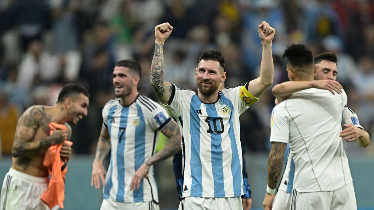 Messi (10) berhasil meloloskan Argentina ke final Piala Dunia 2022. Foto: AFP via Getty Images/JUAN MABROMATA