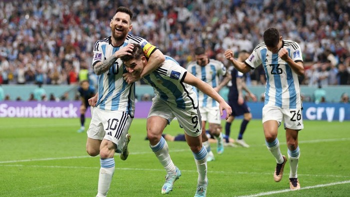 LUSAIL CITY, QATAR - DECEMBER 13: Julian Alvarez celebrates with Lionel Messi of Argentina after scoring the teams second goal during the FIFA World Cup Qatar 2022 semi final match between Argentina and Croatia at Lusail Stadium on December 13, 2022 in Lusail City, Qatar. (Photo by Richard Heathcote/Getty Images)