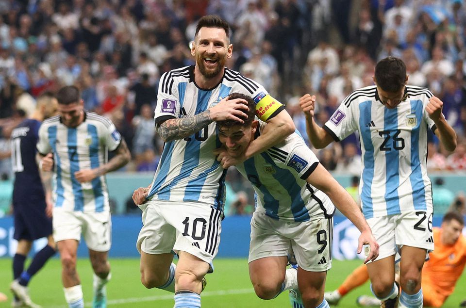 Lionel Messi merayakan gol bersama Alvarez