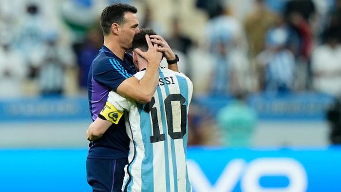 Lionel Scaloni head coach of Argentina and Lionel Messi right winger of Argentina and Paris Saint-Germain celebrate victory after the FIFA World Cup Qatar 2022 quarter final match between Netherlands and Argentina at Lusail Stadium on December 9, 2022 in Lusail City, Qatar. (Photo by Jose Breton/Pics Action/NurPhoto via Getty Images)
