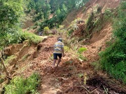 Derita Warga Miallo Tana Toraja Terisolir gegara Longsor Belum Dibersihkan
