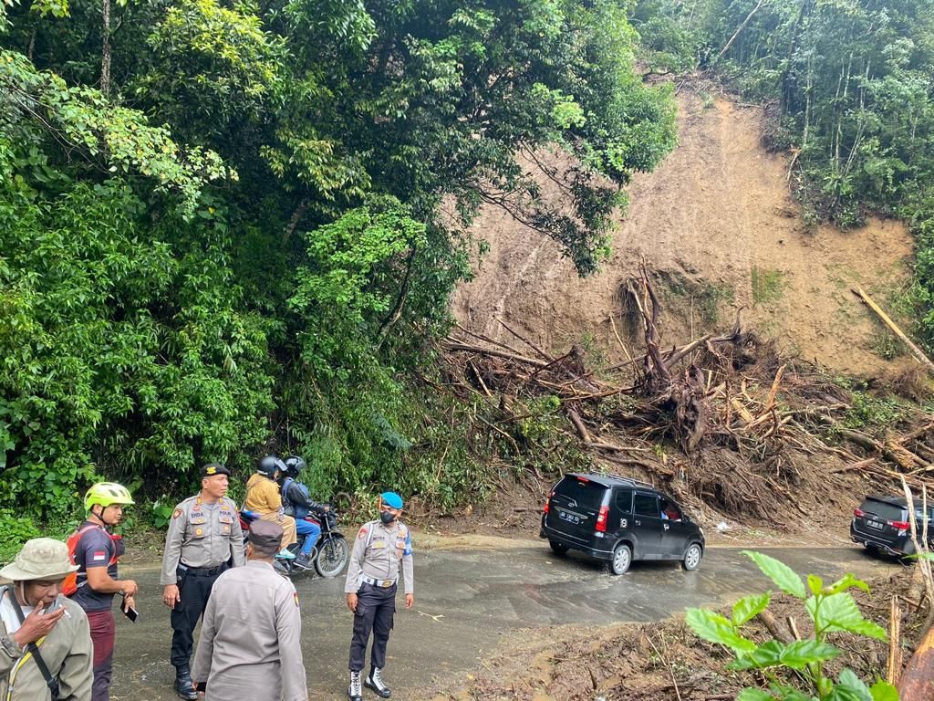 1 Truk Terjun ke Jurang Akibat Longsor di Karo, Sopir Tewas 1 Truk Terjun ke Jurang Akibat Longsor di Karo, Sopir Tewas