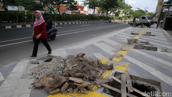 Lubang dan Puing-puing di Trotoar Jalan Margonda