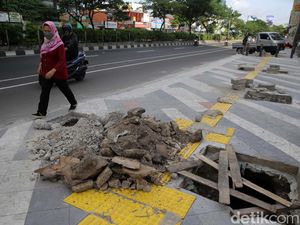 Lubang dan Puing-puing di Trotoar Jalan Margonda