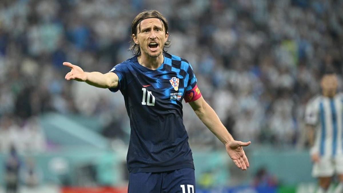 Bintang Kroasia Luka Modric menggugat penalti Argentina. Kini Modric mesti membawa Kroasia finis ketiga di Piala Dunia 2022. (Foto: Getty Images/Lionel Hahn)