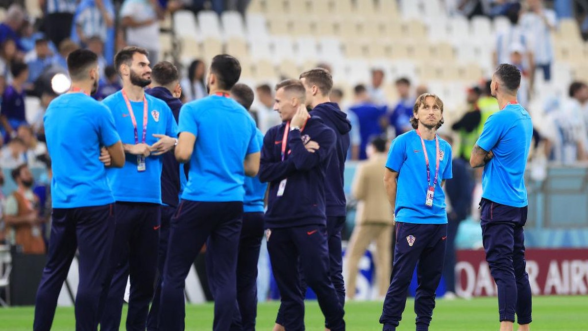 Para pemain Kroasia menginspeksi lapangan jelang melawan Argentina. Foto: Getty Images/Buda Mendes