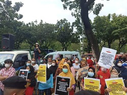 Massa Emak-emak Naik Odong-odong Geruduk Balai Kota DKI, Ada Apa?