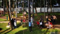 Meski Tertutup Pagar Seng, Tebet Eco Park Tetap Ramai