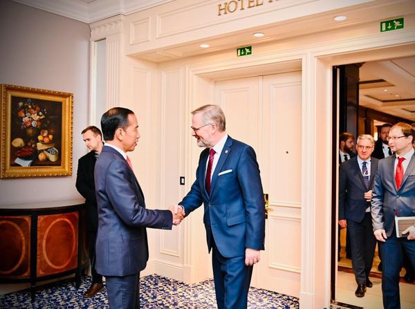 Momen Jokowi Bertemu PM Ceko di Belgia