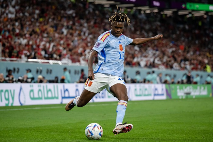 AL RAYYAN, QATAR - DECEMBER 06: Nico Williams of Spain controls the ball during the FIFA World Cup Qatar 2022 Round of 16 match between Morocco and Spain at Education City Stadium on December 06, 2022 in Al Rayyan, Qatar. (Photo by Marvin Ibo Guengoer - GES Sportfoto/Getty Images)