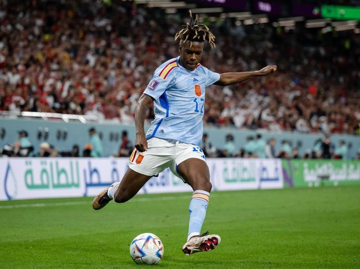 AL RAYYAN, QATAR - DECEMBER 06: Nico Williams of Spain controls the ball during the FIFA World Cup Qatar 2022 Round of 16 match between Morocco and Spain at Education City Stadium on December 06, 2022 in Al Rayyan, Qatar. (Photo by Marvin Ibo Guengoer - GES Sportfoto/Getty Images)
