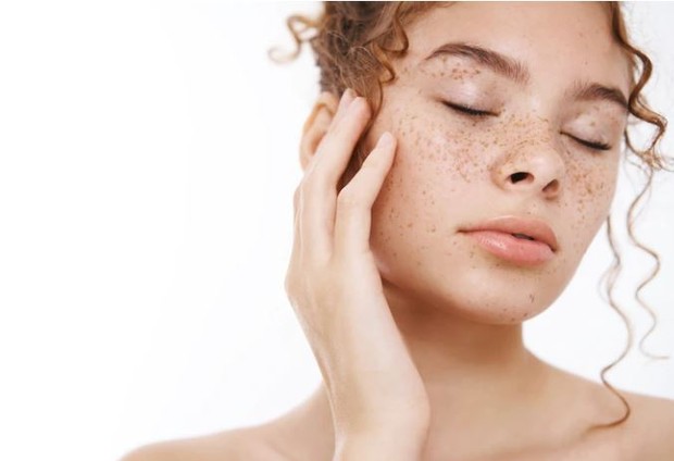 Noda hitam dan kemerahan/ foto: Freepik/ Cookie_studio Perempuan dengan noda hitam