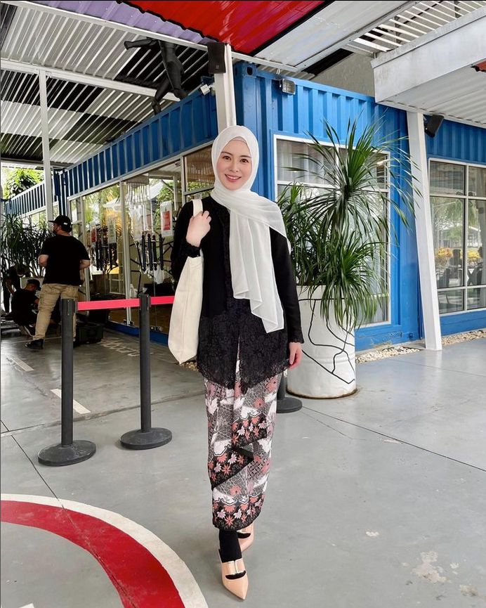Padu padan hijab warna putih ala Ayana Jihye Moon.