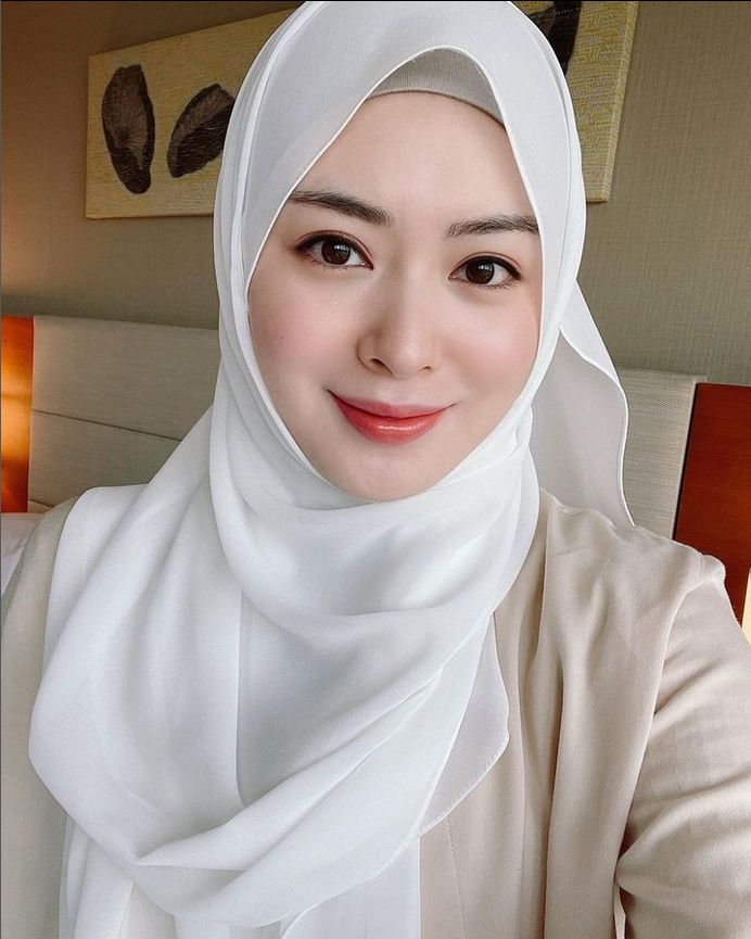 Padu padan hijab warna putih ala Ayana Jihye Moon.