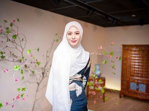 7 Ide Padu Padan Hijab Warna Putih ala Ayana Moon, Bisa Kamu tiru 7 Ide Padu Padan Hijab Warna Putih ala Ayana Moon, Bisa Kamu tiru