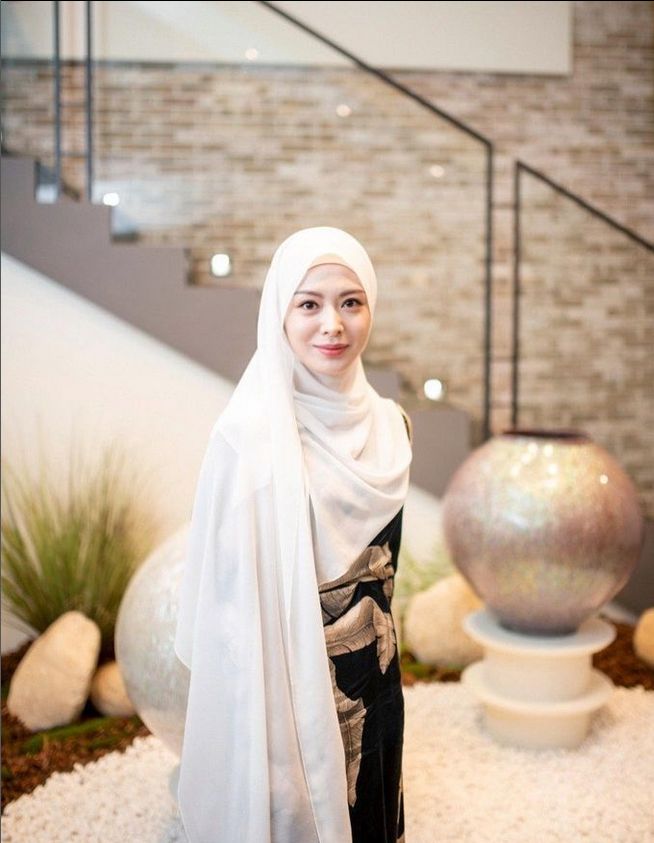 Padu padan hijab warna putih ala Ayana Jihye Moon.