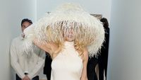Foto: Pamela Anderson Bergaun Tipis di Musim Dingin, Gaya Tanpa Bra Disorot