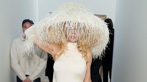 Foto: Pamela Anderson Bergaun Tipis di Musim Dingin, Gaya Tanpa Bra Disorot