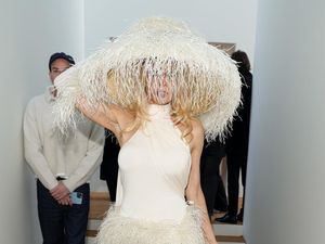 Foto: Pamela Anderson Bergaun Tipis di Musim Dingin, Gaya Tanpa Bra Disorot Foto: Pamela Anderson Bergaun Tipis di Musim Dingin, Gaya Tanpa Bra Disorot