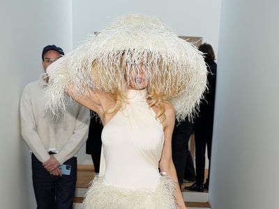 Foto: Pamela Anderson Bergaun Tipis di Musim Dingin, Gaya Tanpa Bra Disorot