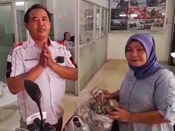 Uang Receh yang Dipakai Pedagang Gorengan Beli Motor Hasil Nabung 4 Tahun