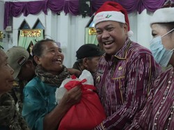 Rayakan Diakonia Natal, Bupati Dairi Serahkan Bantuan Langsung ke Warga