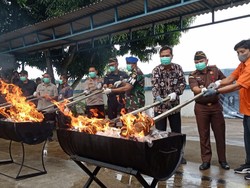Bea Cukai Jambi Musnahkan Barang Ilegal Rp 1,3 M, Ada Rokok-Sex Toy