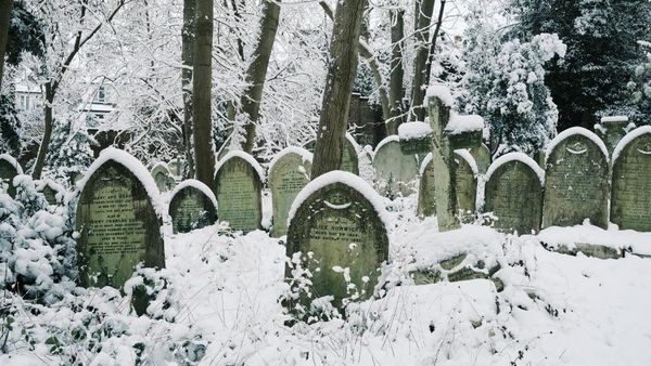 Penampakan Kuburan yang Diselimuti Salju di London