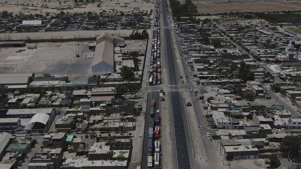Pendukung Eks Presiden Peru Blokir Jalan, Kontainer Mengular Panjang
