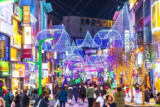 Perayaan Natal di Korea Selatan Jalan-jalan di kota dihiasi oleh kelap-kelip lampu khas Natal