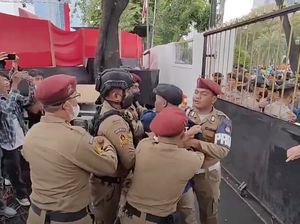 Pimpinan Partai Prima Diamankan Petugas Karena Terobos Masuk KPU Pimpinan Partai Prima Diamankan Petugas Karena Terobos Masuk KPU