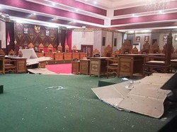 Plafon Gedung DPRD Karangasem Jebol-Tembok Retak Akibat Gempa