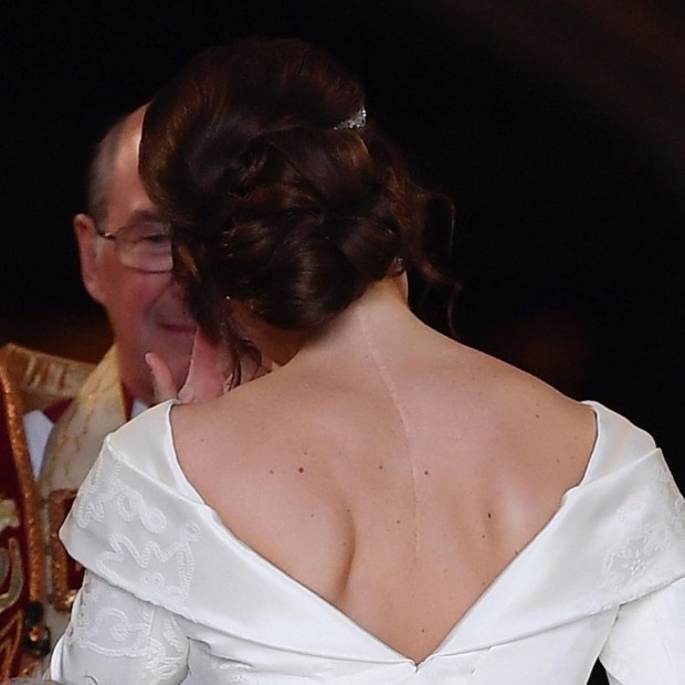 Potret detail gaun pernikahan Putri Eugenie/Instagram/princesseugenie Potret punggung terbuka dari gaun pernikahan Putri Eugenie.