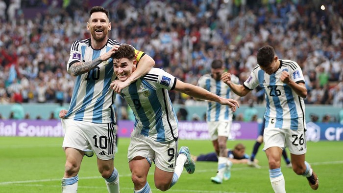 Potret Julian Alvarez, Tandem Terbaik Messi yang Bawa Argentina ke Final LUSAIL CITY, QATAR - DECEMBER 13: Julian Alvarez of Argentina celebrates with teammate Lionel Messi after scoring their side's second goal during the FIFA World Cup Qatar 2022 semi final match between Argentina and Croatia at Lusail Stadium on December 13, 2022 in Lusail City, Qatar. (Photo by Richard Heathcote/Getty Images)