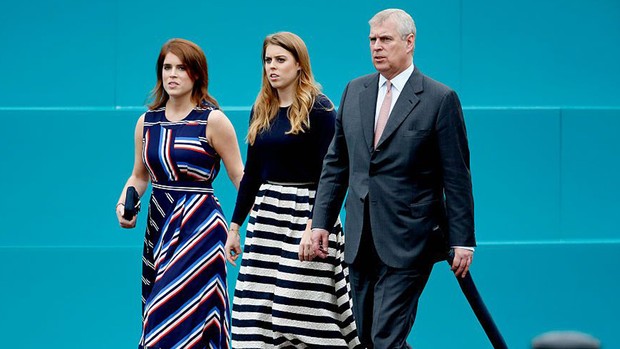Potret Putri Beatrice, Putri Eugenie, dan Pangeran Andrew yang terlihat berjalan bersama.