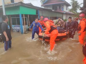 Banjir Terjang Kabupaten Natuna Kepri, 1 Rumah Warga Hanyut Banjir Terjang Kabupaten Natuna Kepri, 1 Rumah Warga Hanyut