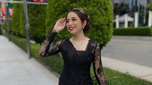 Bahagianya Putri Anjani Anak Jarwo Kwat Lulus Kuliah