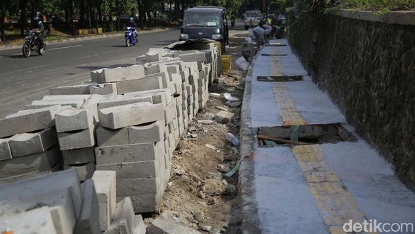 Revitalisasi Trotoar di Jalan Margonda Depok Molor